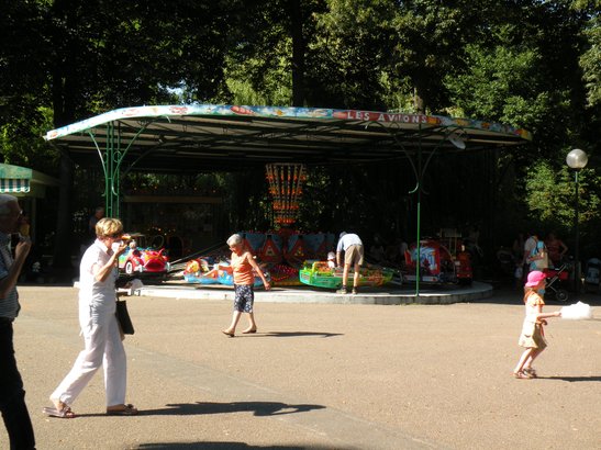  manège pour enfants dans le parc de la Pépinière